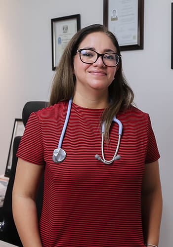 Dra Gloria Rodas en su consultorio